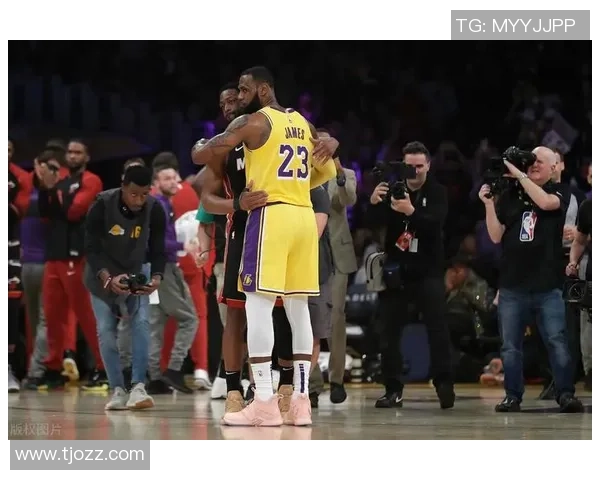 湖人对决热火总决赛第三场精彩回放全场录像分析与精彩瞬间回顾 湖人对决热火总决赛第三场精彩回放全场录像分析与精彩瞬间回顾